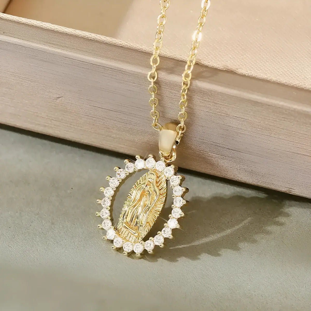 COLLAR VIRGEN MARIA BAÑADO EN ORO 18K + Anillo del sagrado corazón GRATIS 💍